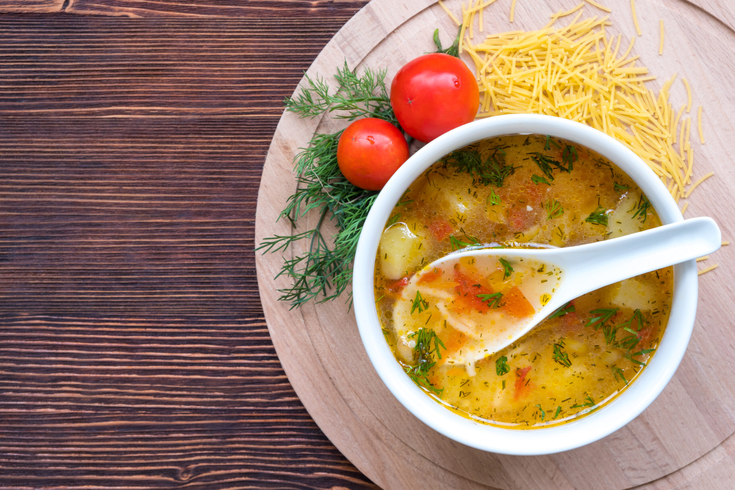 Суп с помидорами и картошкой. Суп с вермишелью и помидорами. Куриный суп с помидорами. Куриный суп с вермишелью. Суп с солеными помидорами.